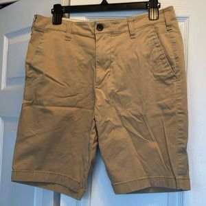 Hollister men’s khaki flat front khaki shorts.
